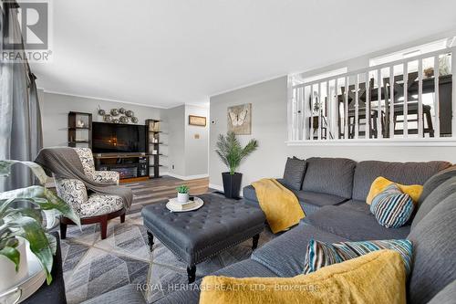 535 Shingle Bridge Place, Cambridge, ON - Indoor Photo Showing Living Room