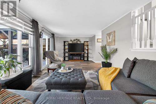535 Shingle Bridge Place, Cambridge, ON - Indoor Photo Showing Living Room