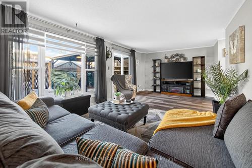 535 Shingle Bridge Place, Cambridge, ON - Indoor Photo Showing Living Room