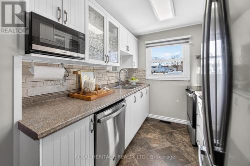 535 Shingle Bridge Place, Cambridge, ON - Indoor Photo Showing Kitchen With Double Sink