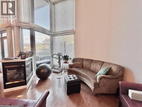 250 Marina Way Unit# 204, Penticton, BC - Indoor Photo Showing Living Room