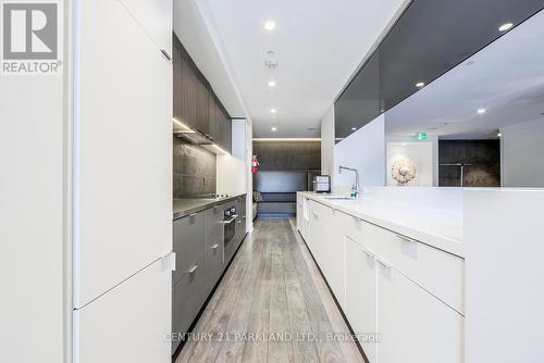 312 - 6 Parkwood Avenue, Toronto, ON - Indoor Photo Showing Kitchen