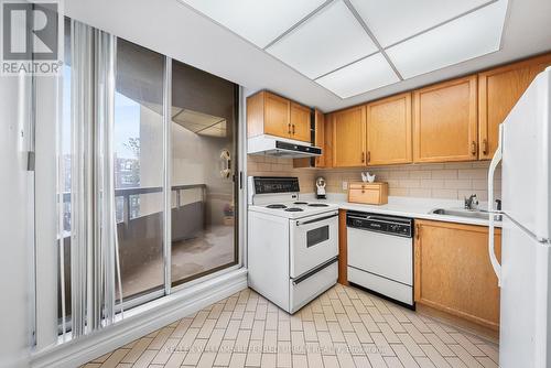524 - 1210 Don Mills Road, Toronto, ON - Indoor Photo Showing Kitchen