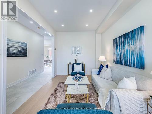 10 Eaglefield Gate, Brampton, ON - Indoor Photo Showing Living Room