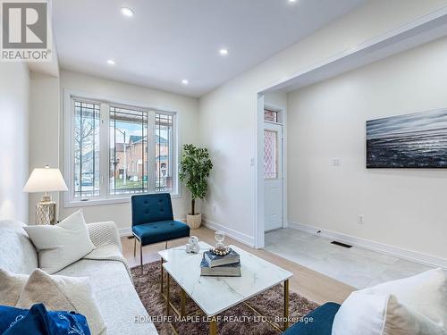 10 Eaglefield Gate, Brampton, ON - Indoor Photo Showing Living Room