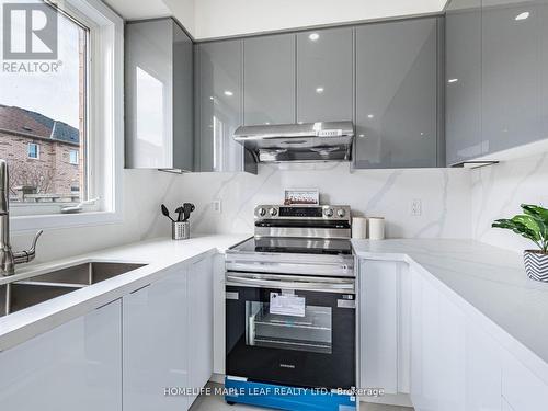 10 Eaglefield Gate, Brampton, ON - Indoor Photo Showing Kitchen With Double Sink With Upgraded Kitchen