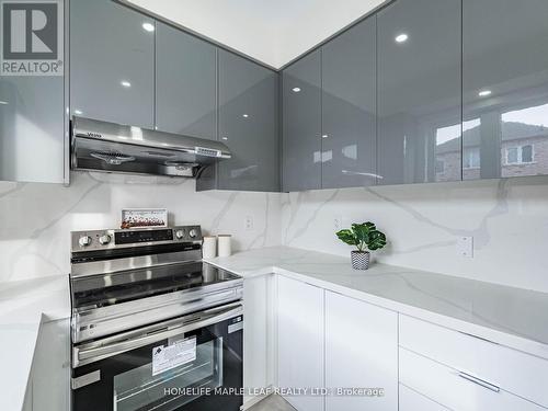 10 Eaglefield Gate, Brampton, ON - Indoor Photo Showing Kitchen With Upgraded Kitchen