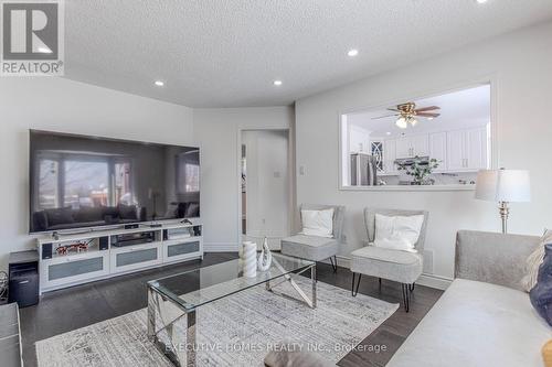 1192 Dream Crest Road, Mississauga, ON - Indoor Photo Showing Living Room