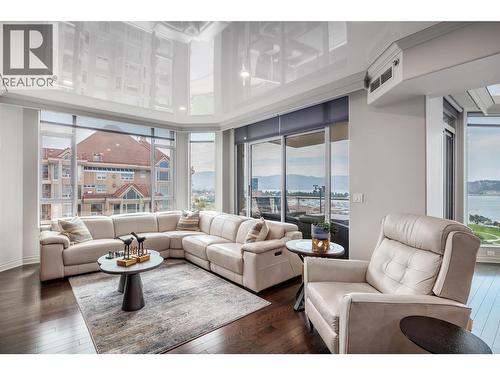 1152 Sunset Drive Unit# 1601, Kelowna, BC - Indoor Photo Showing Living Room