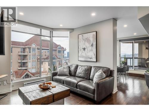 1152 Sunset Drive Unit# 1601, Kelowna, BC - Indoor Photo Showing Living Room
