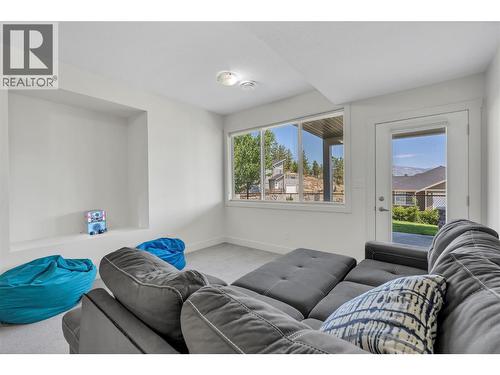 14395 Herron Road Unit# 101, Summerland, BC - Indoor Photo Showing Living Room