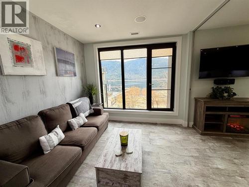 326 Mara Lake Lane Unit# 506, Sicamous, BC - Indoor Photo Showing Living Room