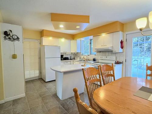 Kitchen - 43 Rue St-André, Ville-Marie, QC - Indoor Photo Showing Other Room