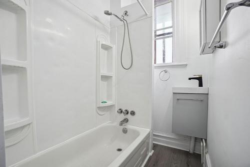 Bathroom - 2307  - 2319 Rue Des Ormeaux, Montréal (Mercier/Hochelaga-Maisonneuve), QC 
