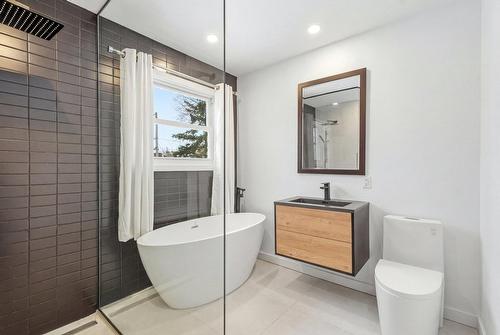 Bathroom - 161 Rue Vincent-Massey, Beloeil, QC - Indoor Photo Showing Bathroom