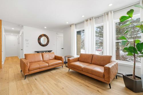 Living room - 161 Rue Vincent-Massey, Beloeil, QC - Indoor Photo Showing Living Room