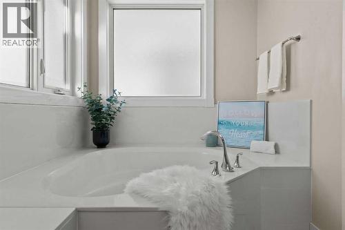 Saoker tub - 69 Ravenskirk Close Se, Airdrie, AB - Indoor