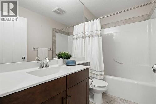 Upper level main bathroom - 69 Ravenskirk Close Se, Airdrie, AB - Indoor Photo Showing Bathroom