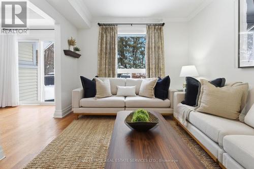 17 Elstree Road, Toronto, ON - Indoor Photo Showing Living Room