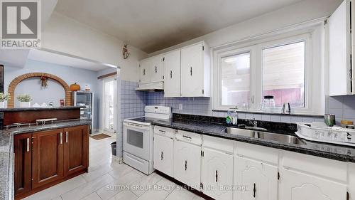 30 Coronado Court, Toronto, ON - Indoor Photo Showing Kitchen