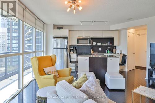 904 - 25 Carlton Street, Toronto, ON - Indoor Photo Showing Kitchen