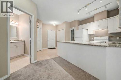 1113, 1113 Lake Fraser Green Se, Calgary, AB - Indoor Photo Showing Kitchen