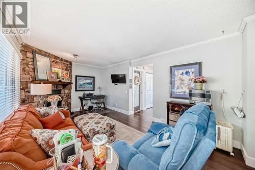 30 Edgewood Rise Nw, Calgary, AB - Indoor Photo Showing Living Room