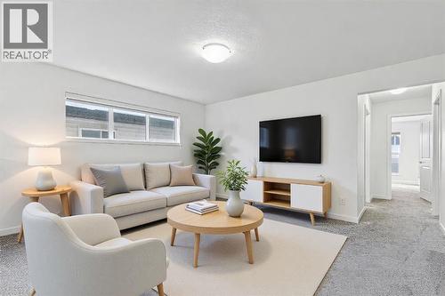 1124 Chinook Gate Bay Sw, Airdrie, AB - Indoor Photo Showing Living Room