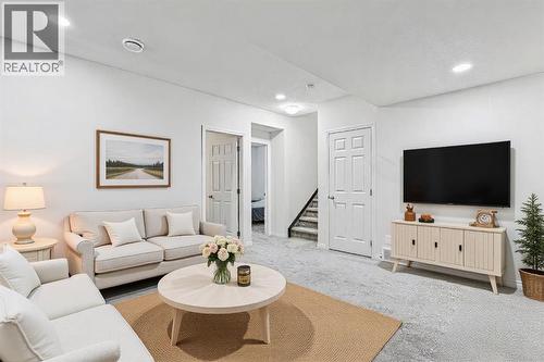 1124 Chinook Gate Bay Sw, Airdrie, AB - Indoor Photo Showing Living Room