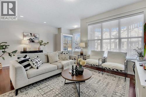 10 Auburn Crest Green Se, Calgary, AB - Indoor Photo Showing Living Room