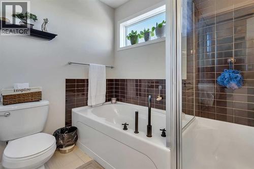 10 Auburn Crest Green Se, Calgary, AB - Indoor Photo Showing Bathroom