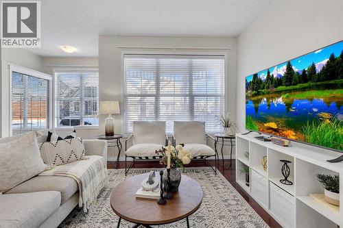 10 Auburn Crest Green Se, Calgary, AB - Indoor Photo Showing Living Room