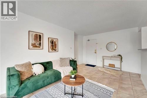793 Colborne Street E Unit# 207, Brantford, ON - Indoor Photo Showing Living Room