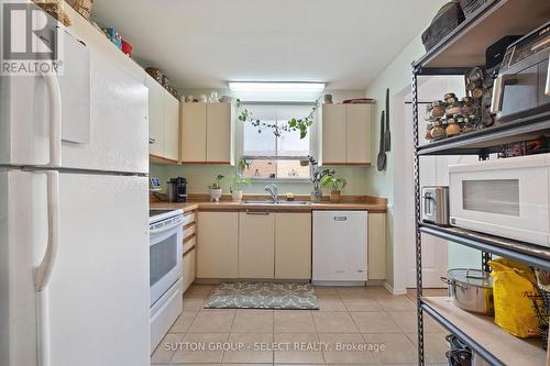 72 Blanchard Crescent, London North (North I), ON - Indoor Photo Showing Kitchen With Double Sink