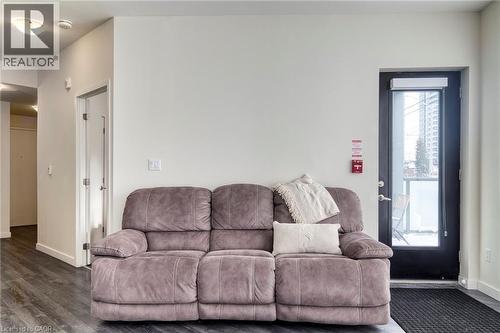 690 King Street W Unit# 101, Kitchener, ON - Indoor Photo Showing Living Room