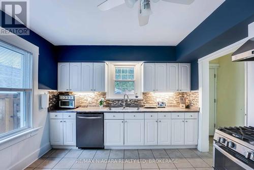 5078 Armoury Street, Niagara Falls (Cherrywood), ON - Indoor Photo Showing Kitchen With Double Sink With Upgraded Kitchen