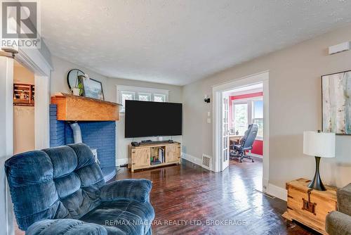 5078 Armoury Street, Niagara Falls (Cherrywood), ON - Indoor Photo Showing Living Room