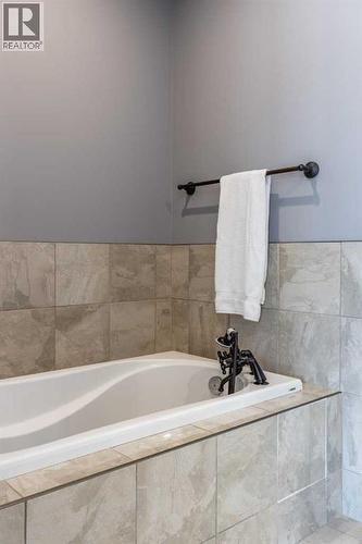 22 Palisades Lane Ne, Medicine Hat, AB - Indoor Photo Showing Bathroom