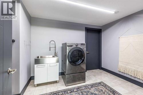 22 Palisades Lane Ne, Medicine Hat, AB - Indoor Photo Showing Laundry Room