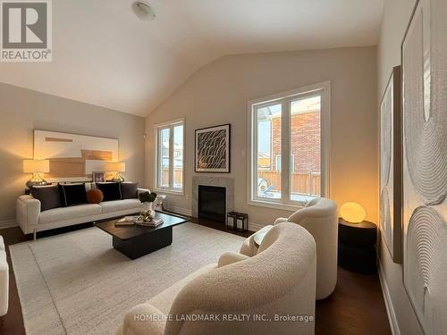 829 Langford Boulevard, Bradford West Gwillimbury, ON - Indoor Photo Showing Living Room