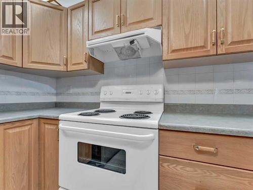 208, 1182 Southview Drive Se, Medicine Hat, AB - Indoor Photo Showing Kitchen