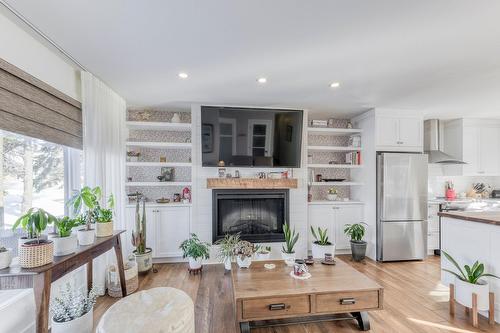 Salon - 296 Rue Élie, Laval (Fabreville), QC - Indoor With Fireplace