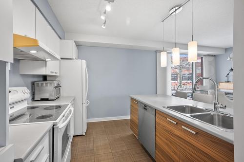 Cuisine - C-403-2281 Av. Desjardins, Montréal (Mercier/Hochelaga-Maisonneuve), QC - Indoor Photo Showing Kitchen With Double Sink