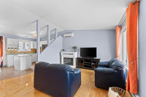 Salon - 124 Rue Colbert, Repentigny (Le Gardeur), QC - Indoor Photo Showing Living Room