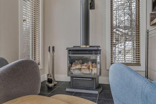 Salon - 33 Ch. Des Skieurs, Stoneham-Et-Tewkesbury, QC - Indoor With Fireplace