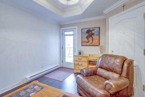 Salon - 401-2460 Boul. Lafontaine, Saint-Jérôme, QC - Indoor