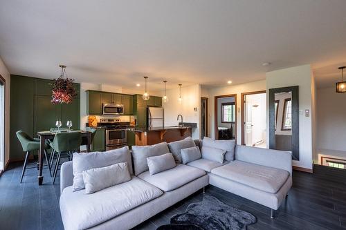 Salon - 1808 Ch. Du Golf, Mont-Tremblant, QC - Indoor Photo Showing Living Room