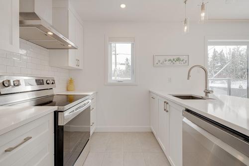 Cuisine - 25 Rue Robert-Laplante, Sainte-Catherine-De-La-Jacques-Cartier, QC - Indoor Photo Showing Kitchen With Upgraded Kitchen