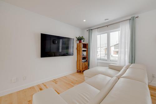 Salon - 25 Rue Robert-Laplante, Sainte-Catherine-De-La-Jacques-Cartier, QC - Indoor Photo Showing Living Room
