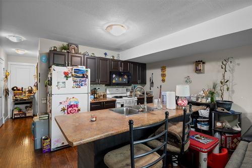 957 Desmond Street, Kamloops, BC - Indoor Photo Showing Kitchen With Double Sink